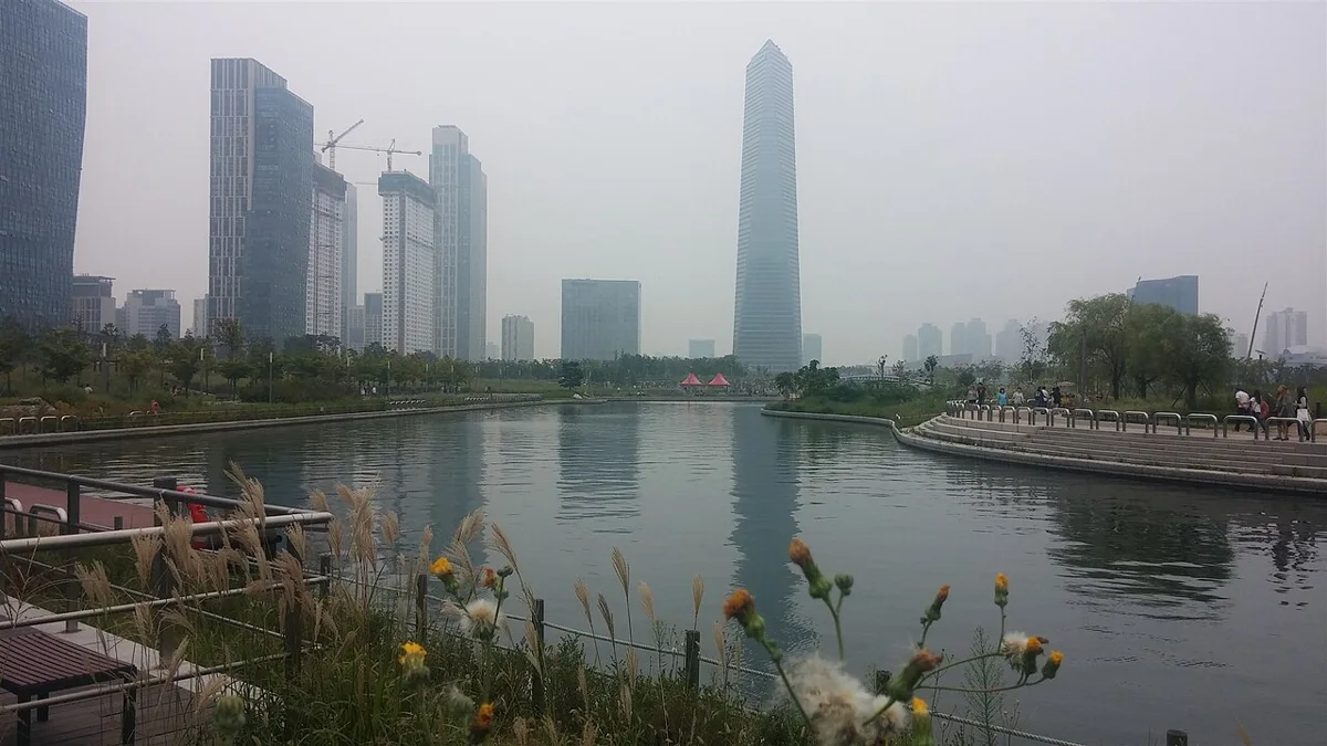 송도 센트럴파크 수변과 주변 건물. 2014년 사진으로 현재 그늘막 설치구역을 나타내지 않습니다.